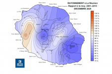 Rapport à la normale de rayonnement global journalier à La Réunion - décembre 2025